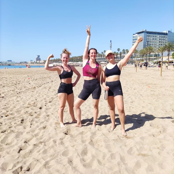 La cadena deportiva Distrito Estudio relanza su programa de entrenamientos de playa en la costa Barcelonesa